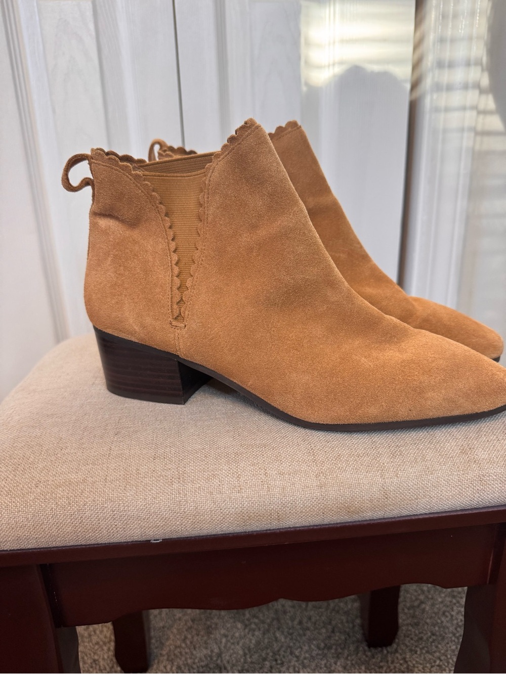 Talbots Woman’s Tan/Camel Scalloped Ankle Suede Booties Size 8.5 Inside Flaw - Picture 4 of 14